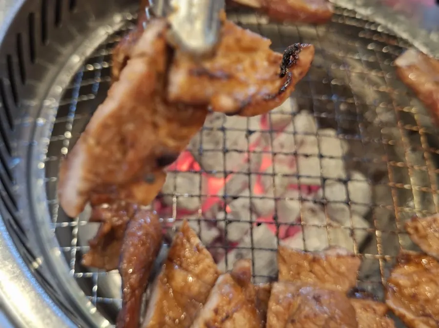 다 구워진 돼지갈비 한 점