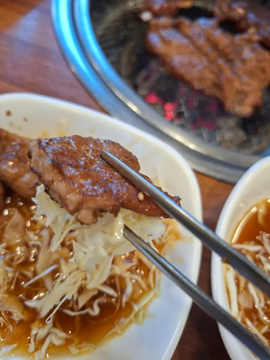 쌈채소에 고기와 파무침 올린 한 쌈