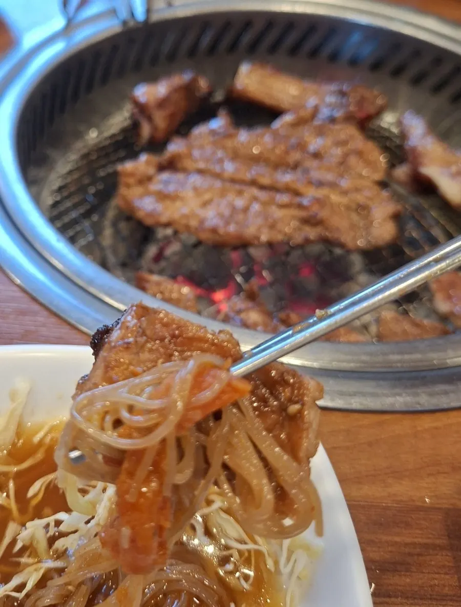 비빔냉면에 올린 돼지갈비 한 점