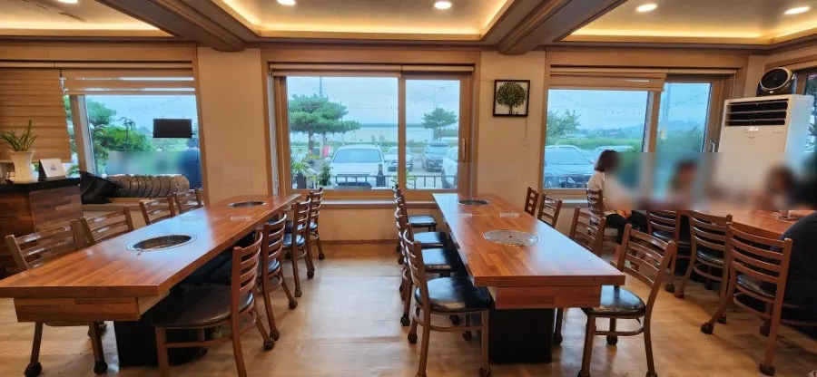 용촌고기집 아담한 홀 내부