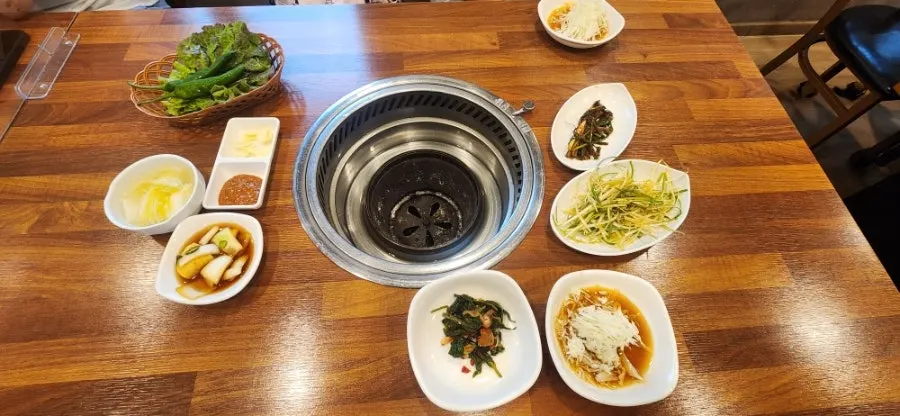 직접 포뜬 돼지갈비와 생삼겹살이 적힌 메뉴판