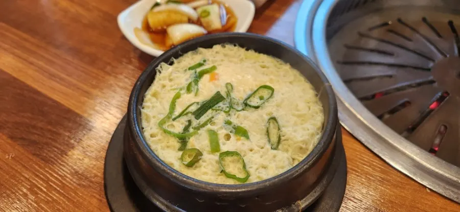 식사와 후식, 주류가 적힌 메뉴판