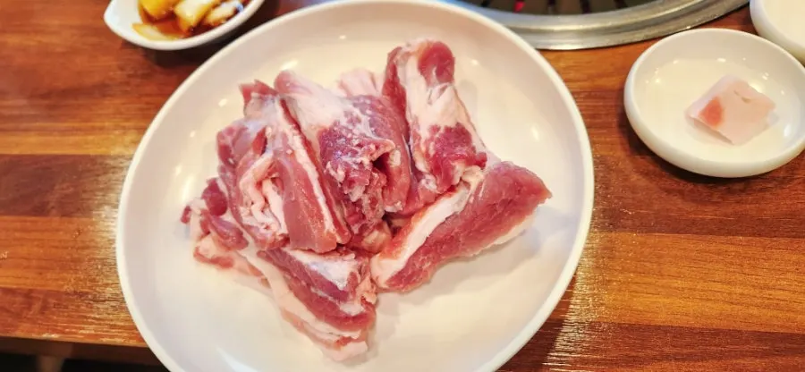 용촌고기집 기본 상차림과 서비스 계란찜