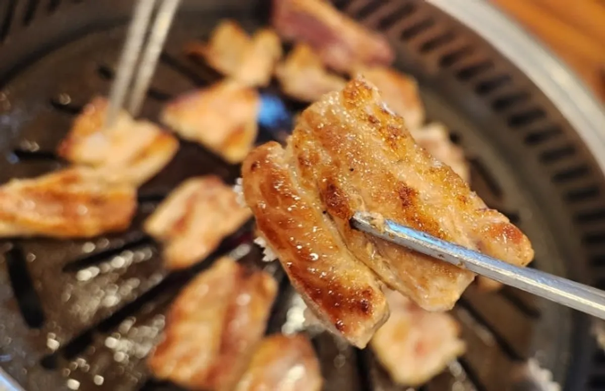 숯불에 노릇하게 구워진 생 돼지갈비