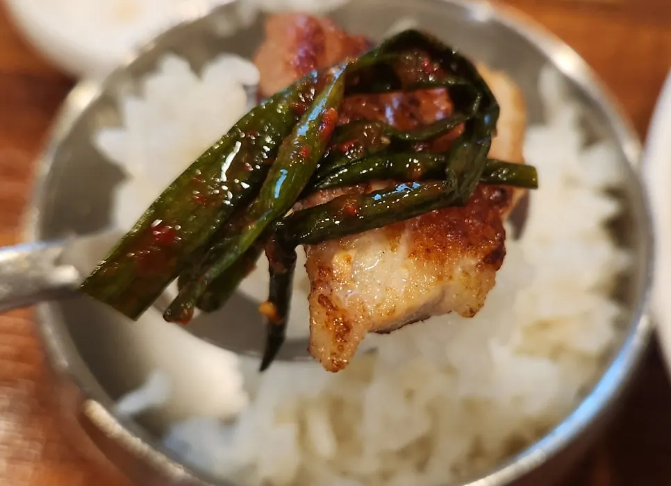 백김치와 마늘, 쌈장을 곁들인 돼지갈비