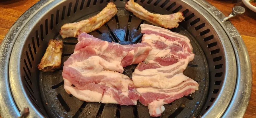 추가 주문한 선홍빛 생 돼지갈비 1인분