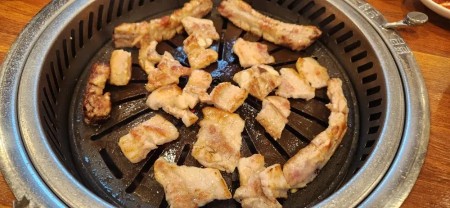 접시에 담긴 추가 생갈비