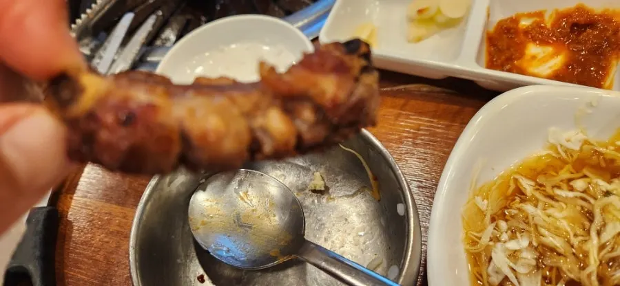 양파 장아찌와 함께 먹는 돼지갈비