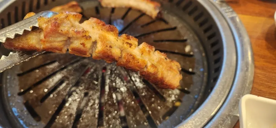 파김치와 곁들인 돼지갈비 한 점