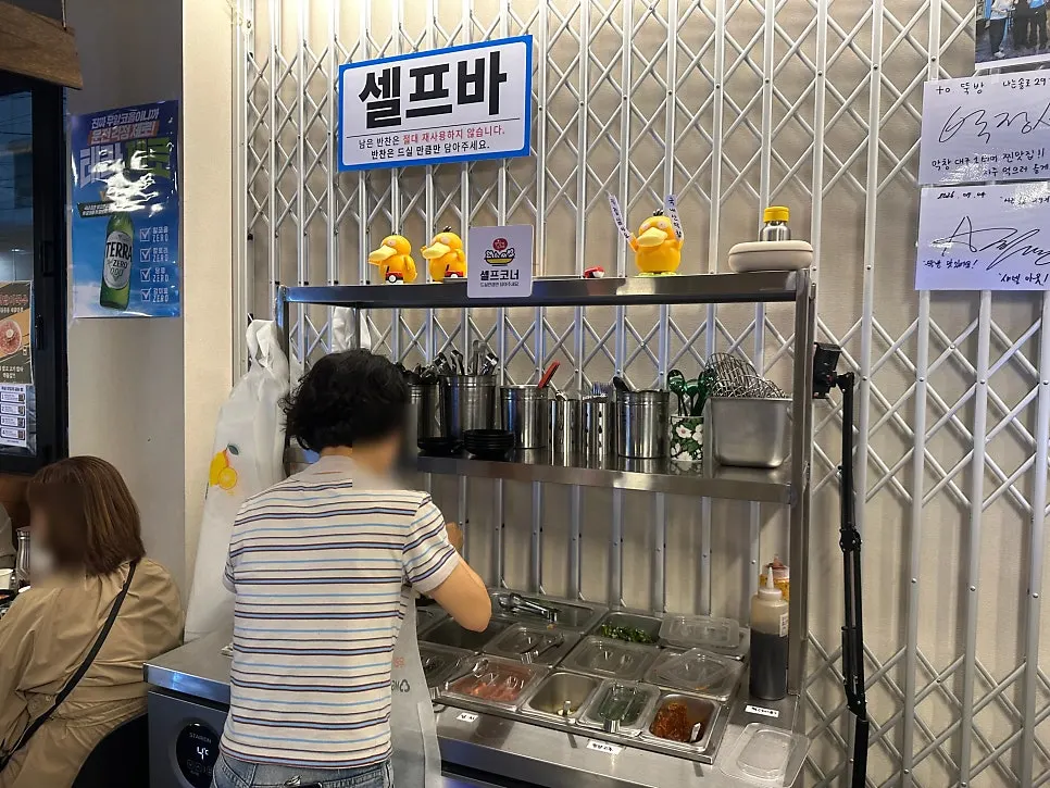 High chairs and disposable aprons at Ttukbang
