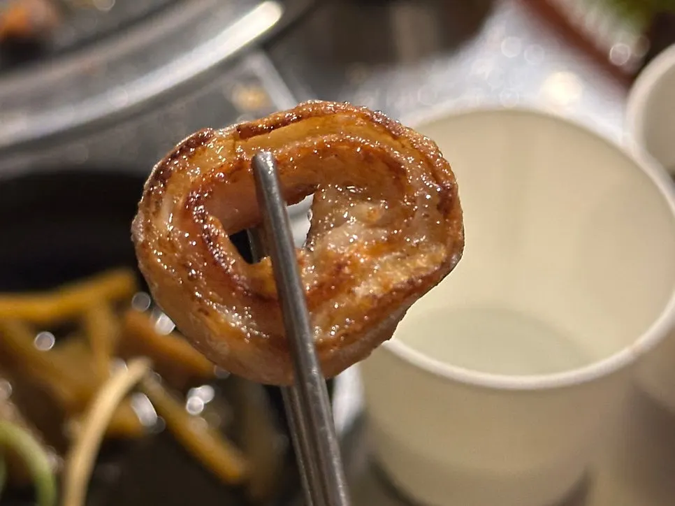 Golden-brown grilled Ttukbang makchang