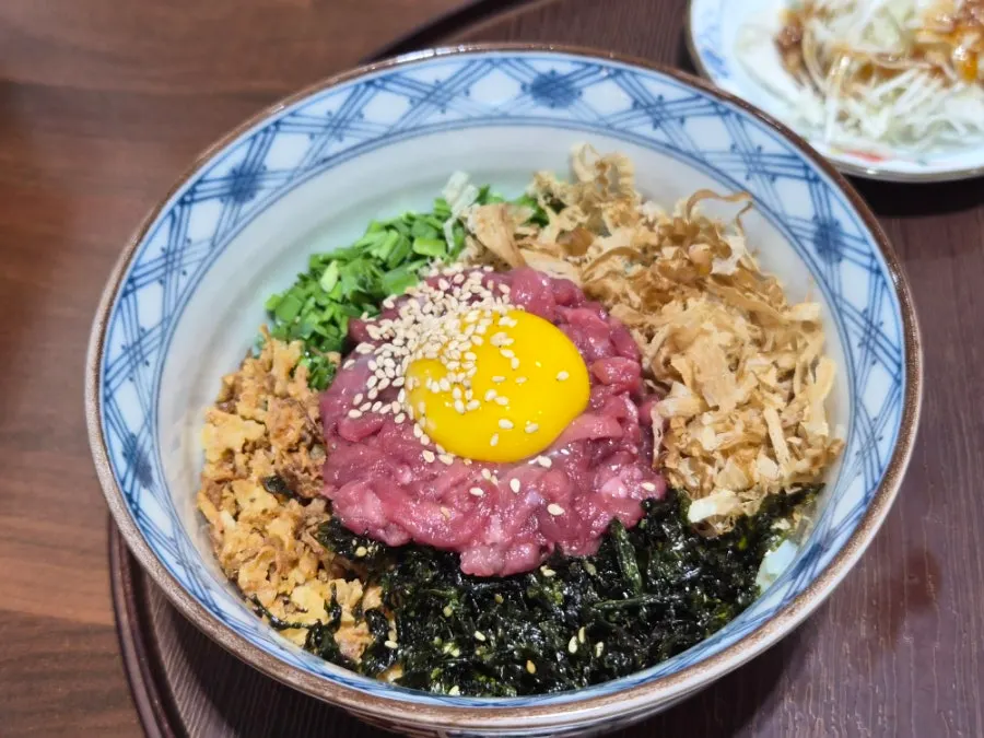 Yukhoe rice bowl with seaweed flakes and chives