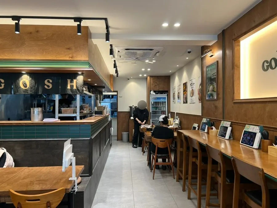 Clean, tidy view of the restaurant interior