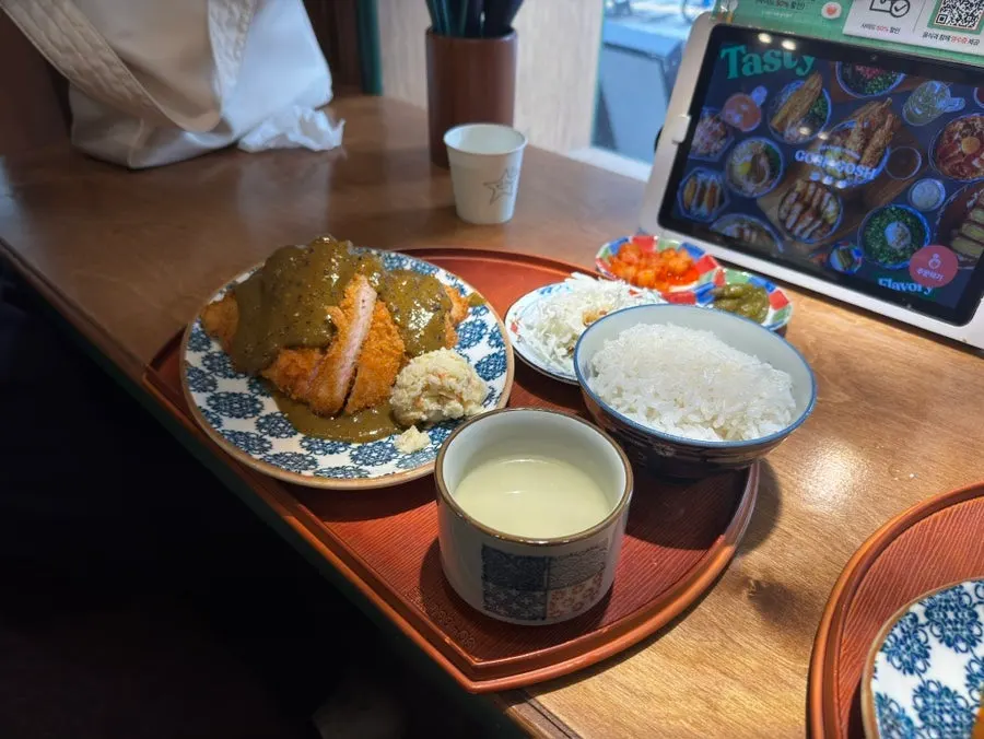 Table set while waiting for the tonkatsu order