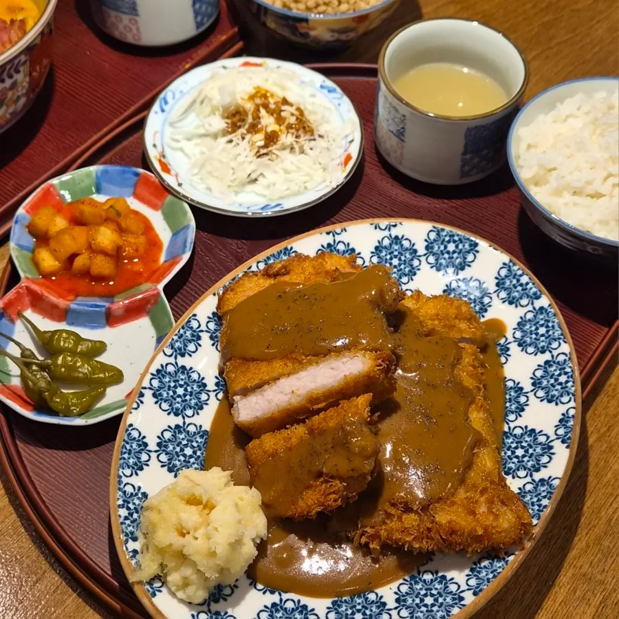 Table setting for two at the sofa-table seat