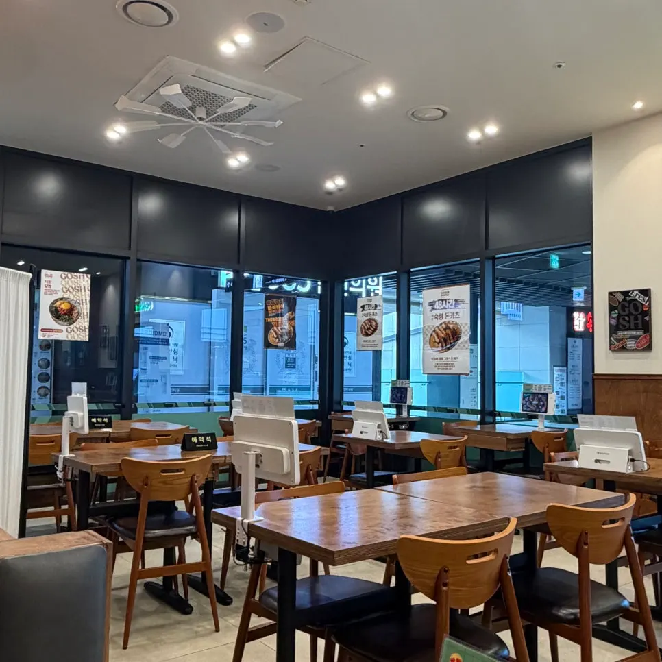 Widely spaced table seating at Goshigoshi
