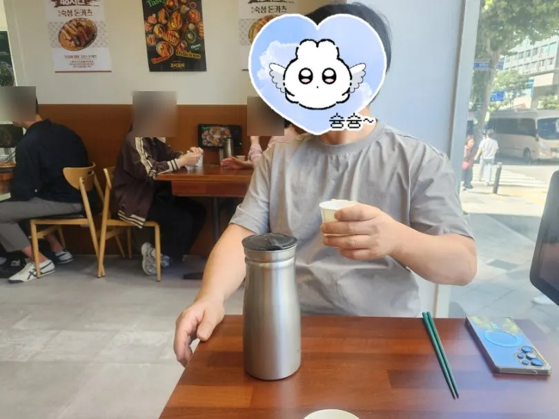 Empty table while waiting for food