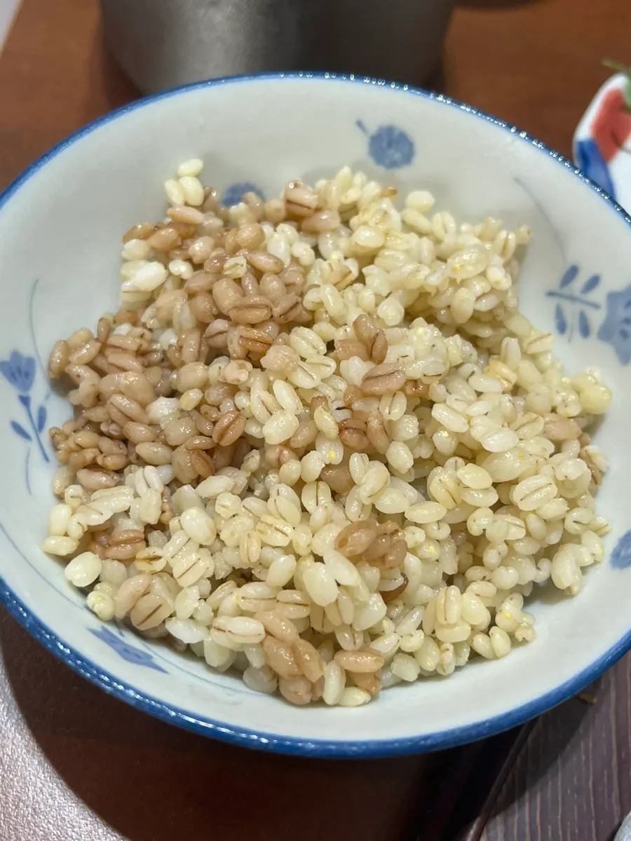 Barley rice mixed into soba sauce