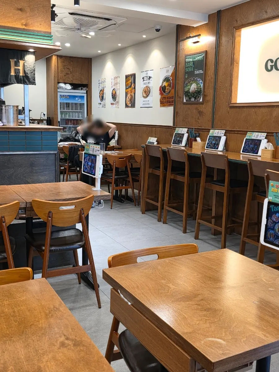 2- and 4-person tables at Goshi Goshi Sookmyung Women's University Station Direct Branch