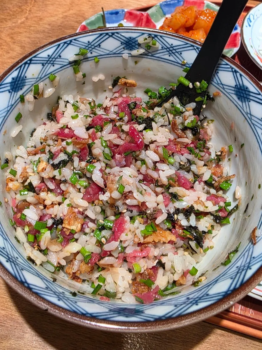 Color of the yukhoe rice bowl before mixing