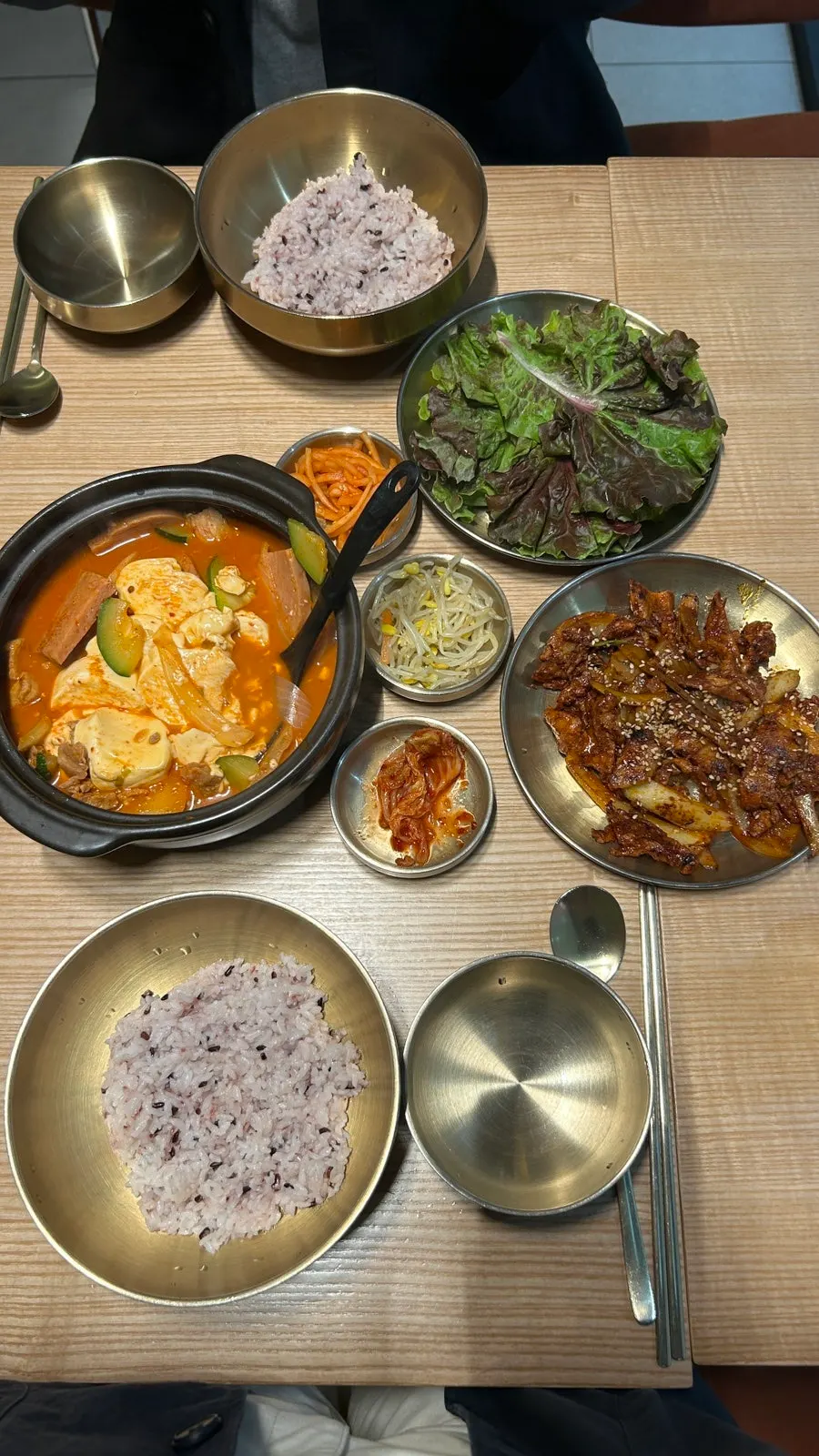 밥 두 공기와 순두부찌개, 불고기 한상차림