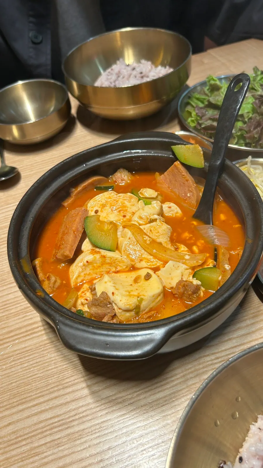 큼직한 순두부와 스팸이 올라간 짜글이 뚝배기