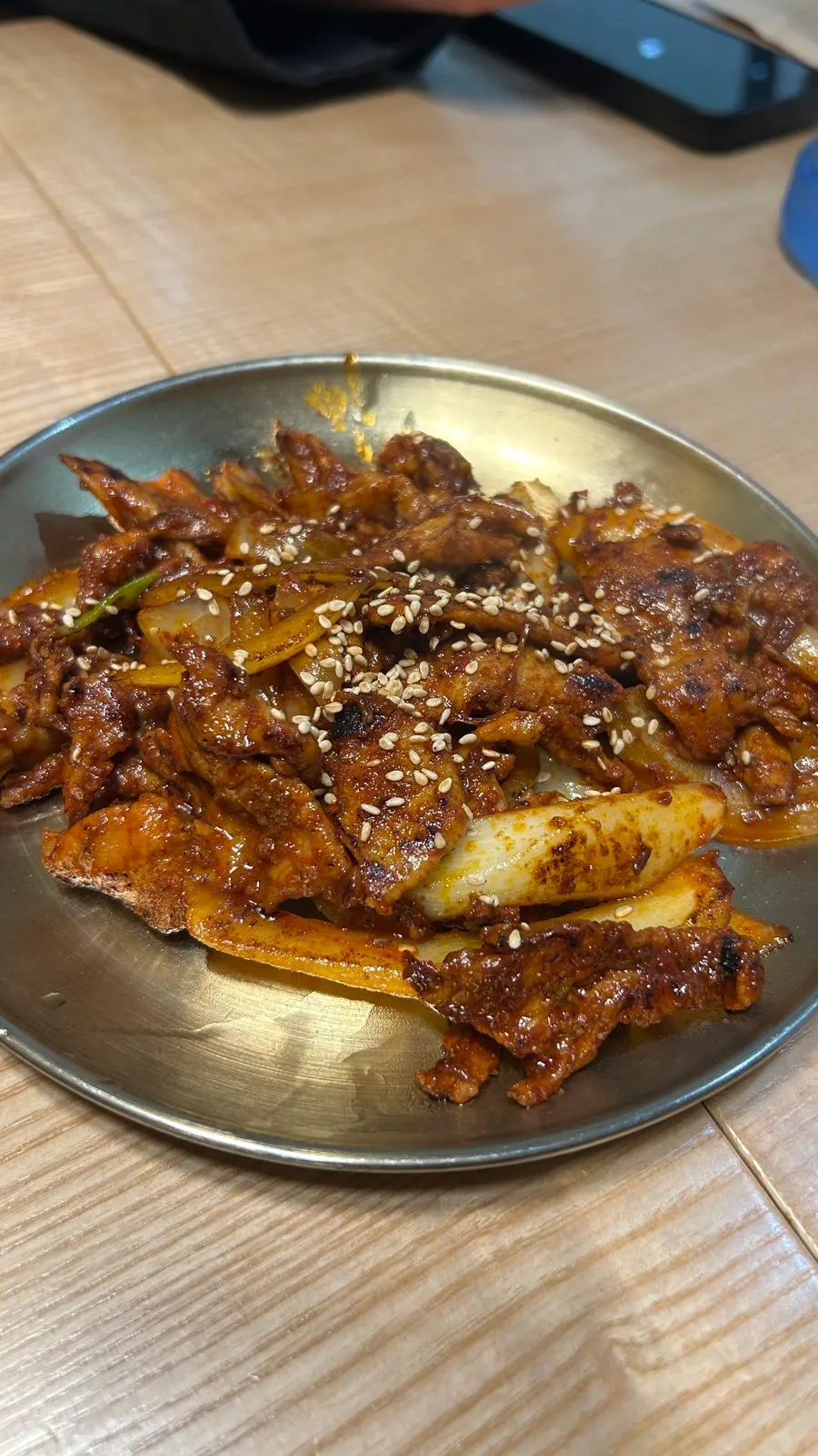 가장자리에 탄 자국이 있는 불고기 한 접시