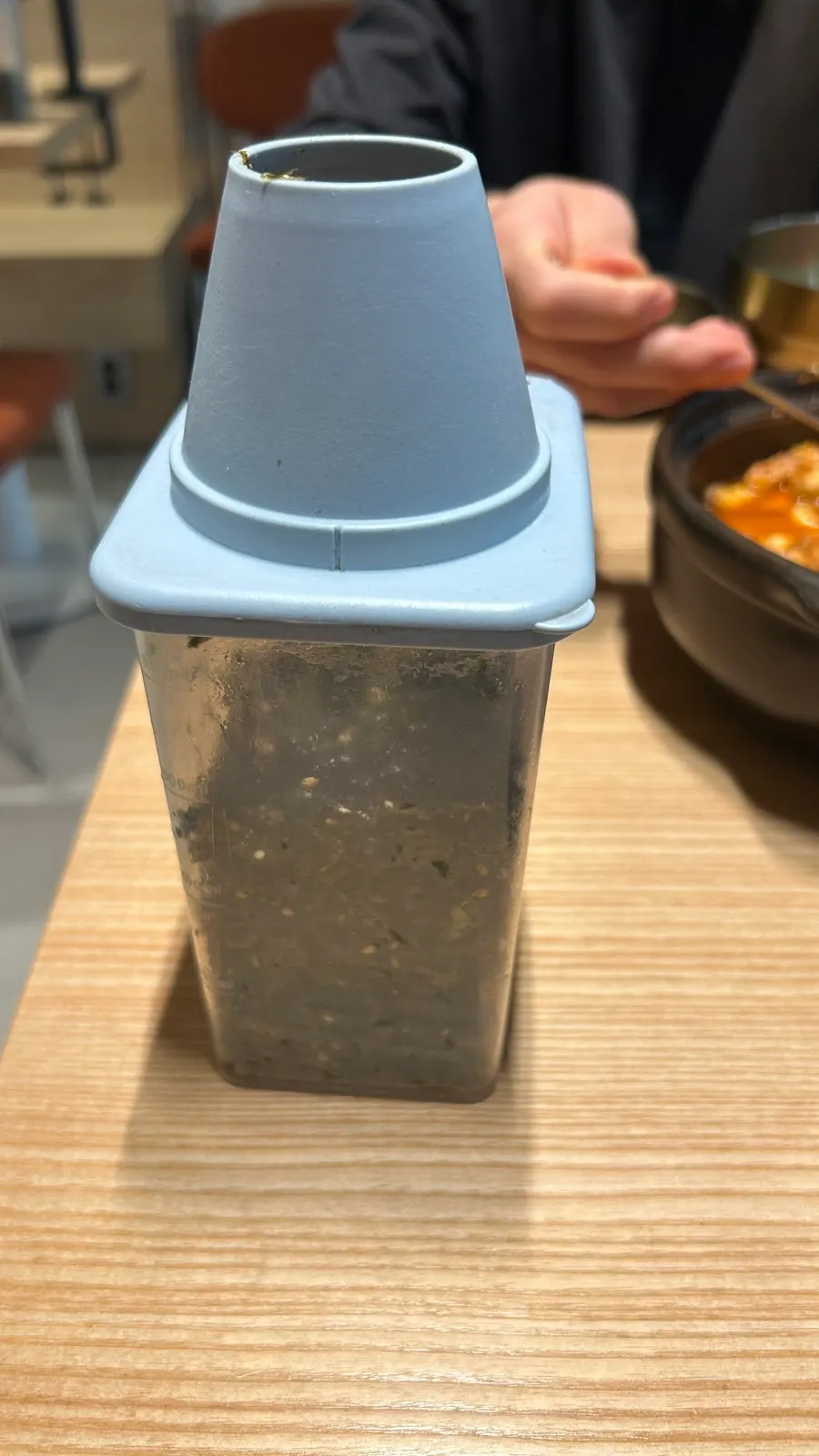 테이블에 놓인 김자반통