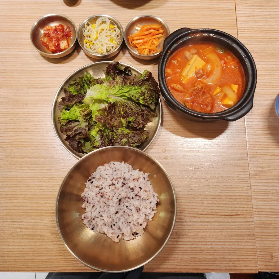 Basic side dishes of bean sprouts, kimchi, and spicy radish salad