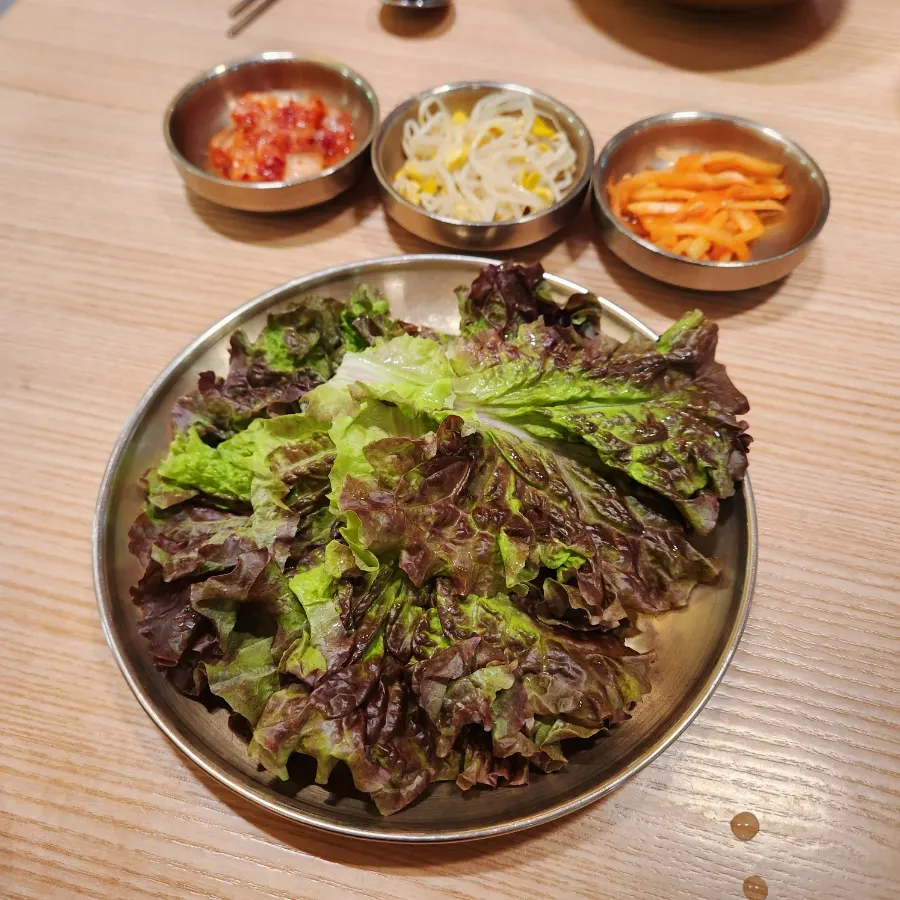 Lettuce wraps served alongside bulgogi