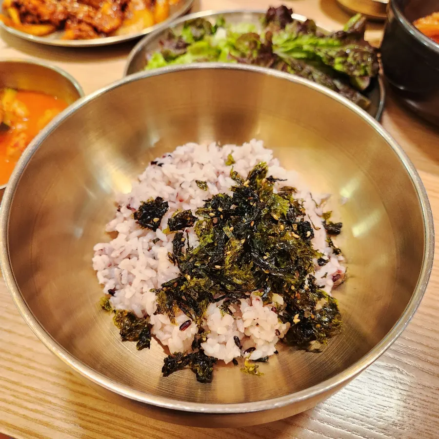 A bowl of rice sprinkled with gim flakes