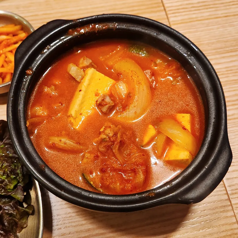 Galgalhan kimchi jjigae with pork and tofu