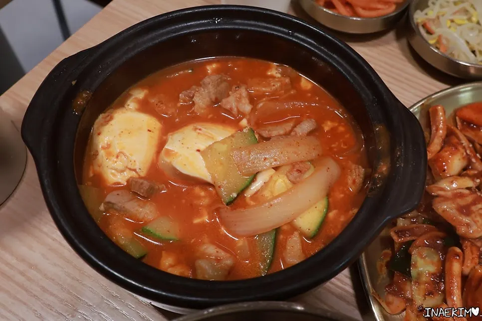 보글보글 끓는 짜글이 뚝배기