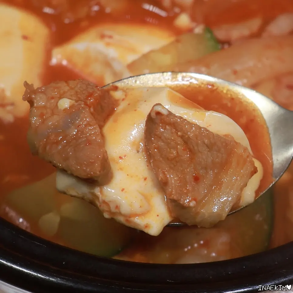 고기와 순두부가 들어간 짜글이 클로즈업