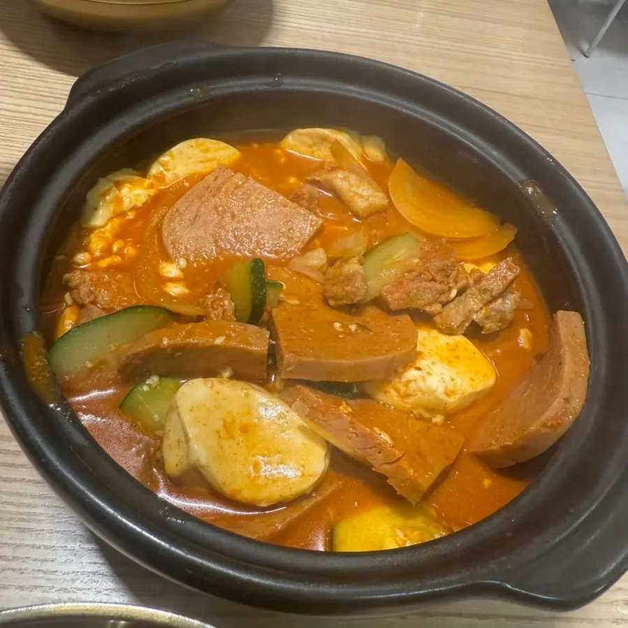 푸짐하게 담긴 흑미밥 한 공기