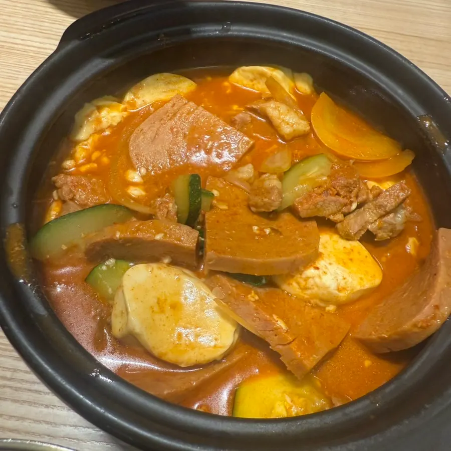 두부와 스팸 호박이 담긴 순두부 짜글이