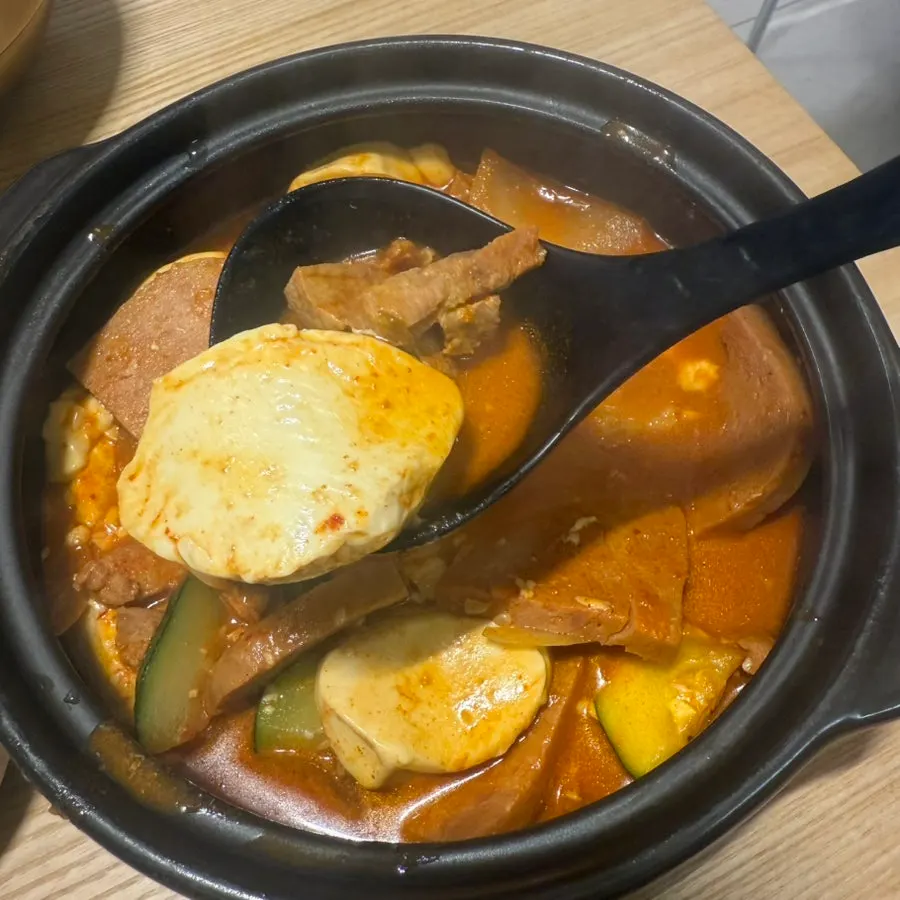 국자로 저은 순두부와 햄 건더기