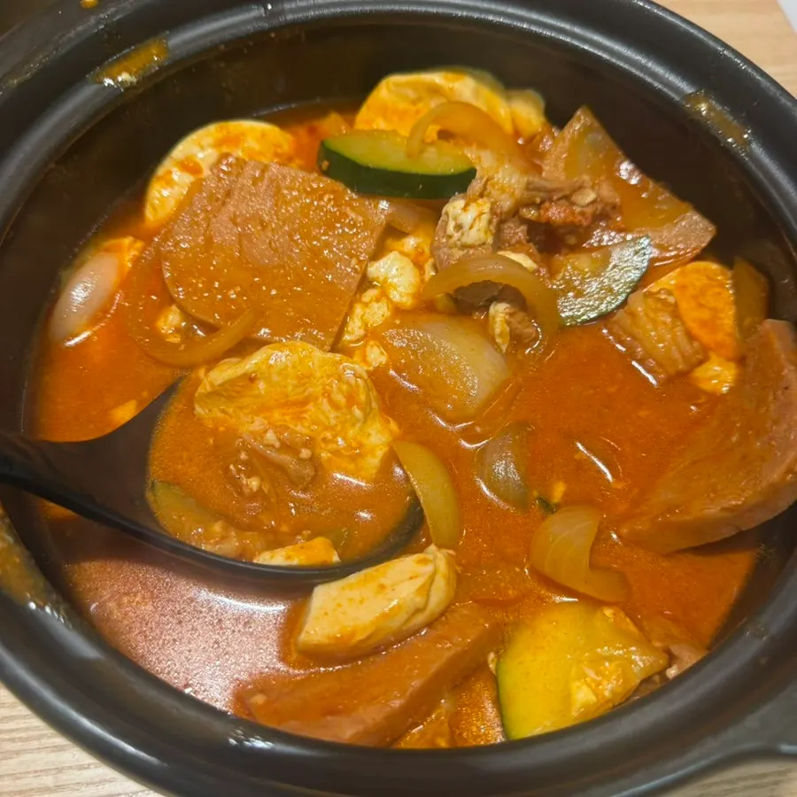 양념이 배어든 큼직한 두부 한 조각