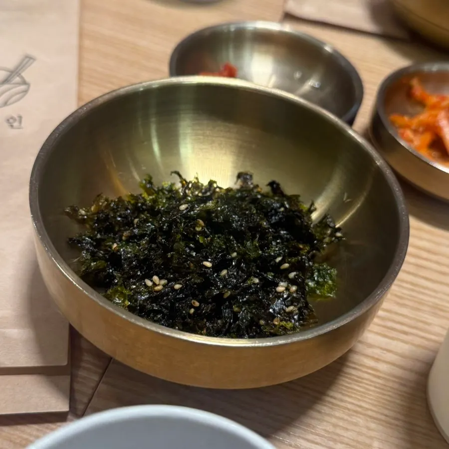흑미밥에 짜글이 건더기를 비빈 밥