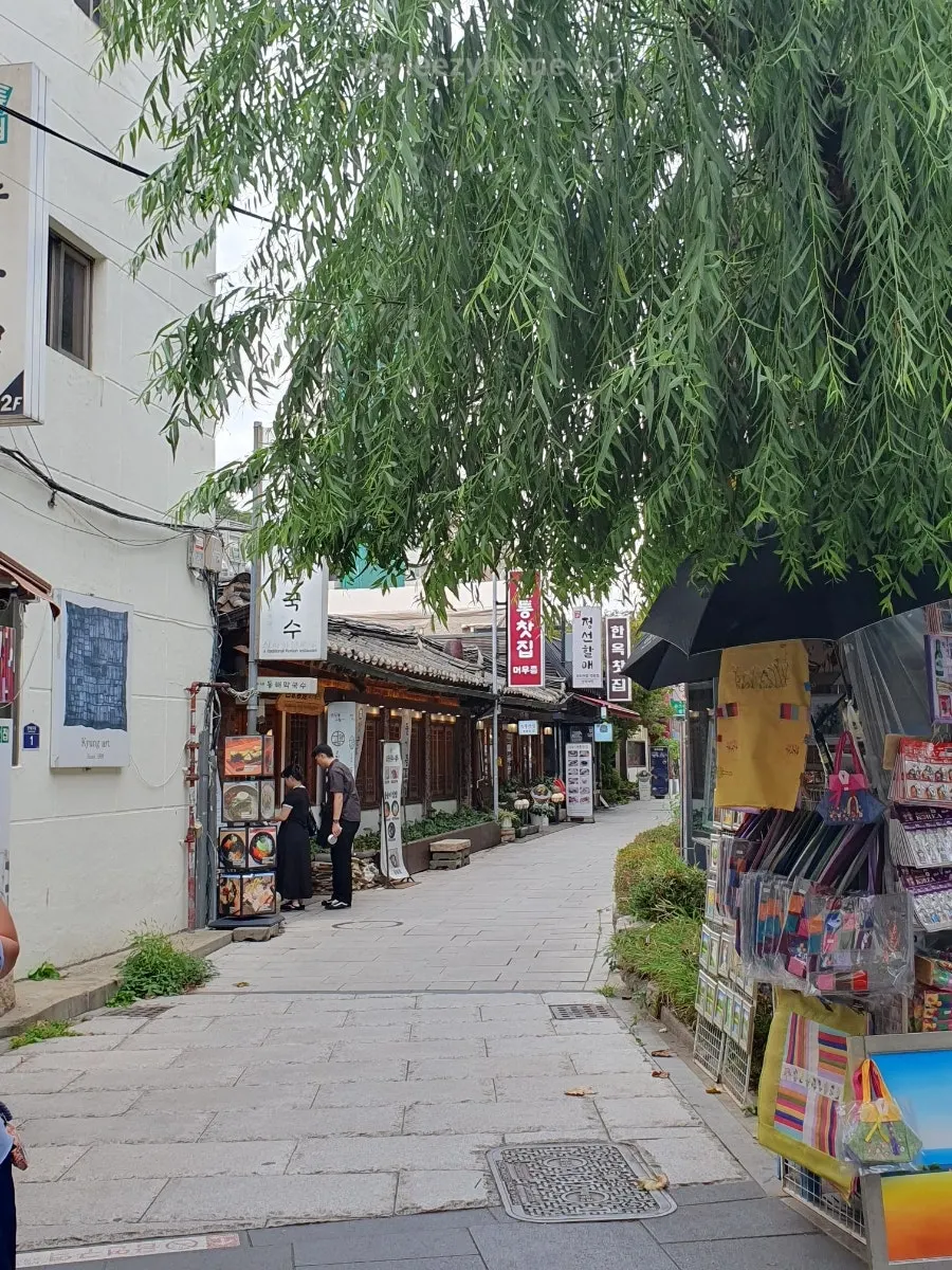 Vertical photo of the entrance of Goshine Donghae Makguksu Jongno branch