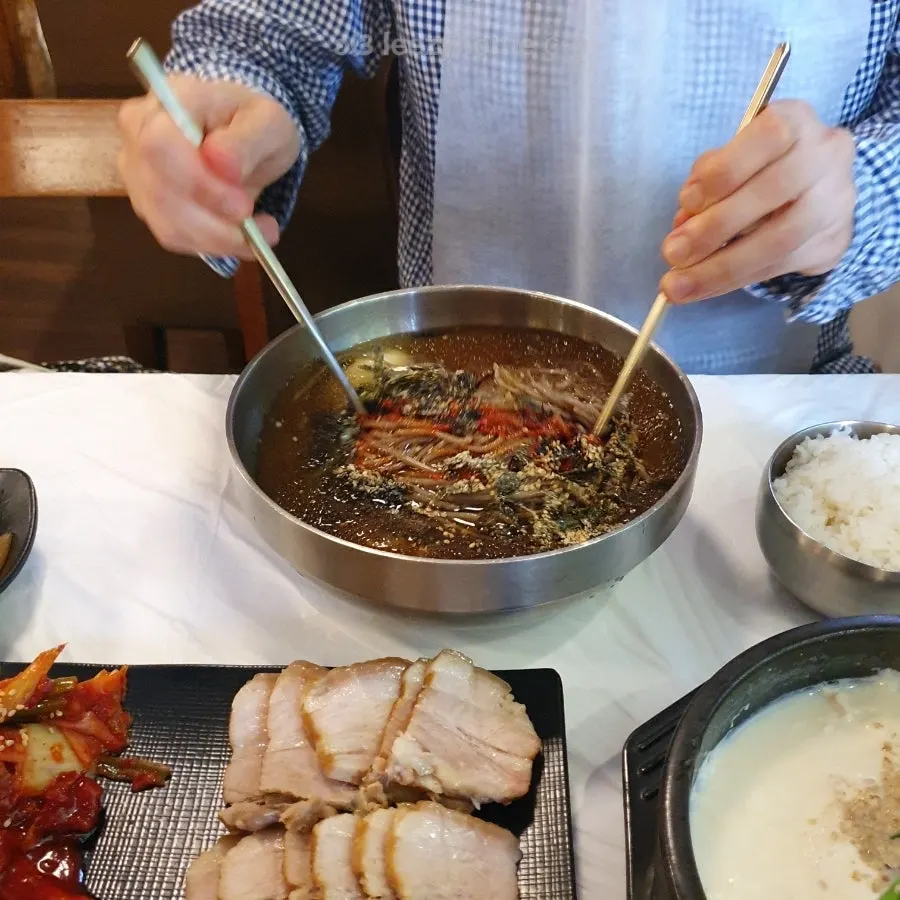 Deulgireum-makguksu drizzled with perilla oil