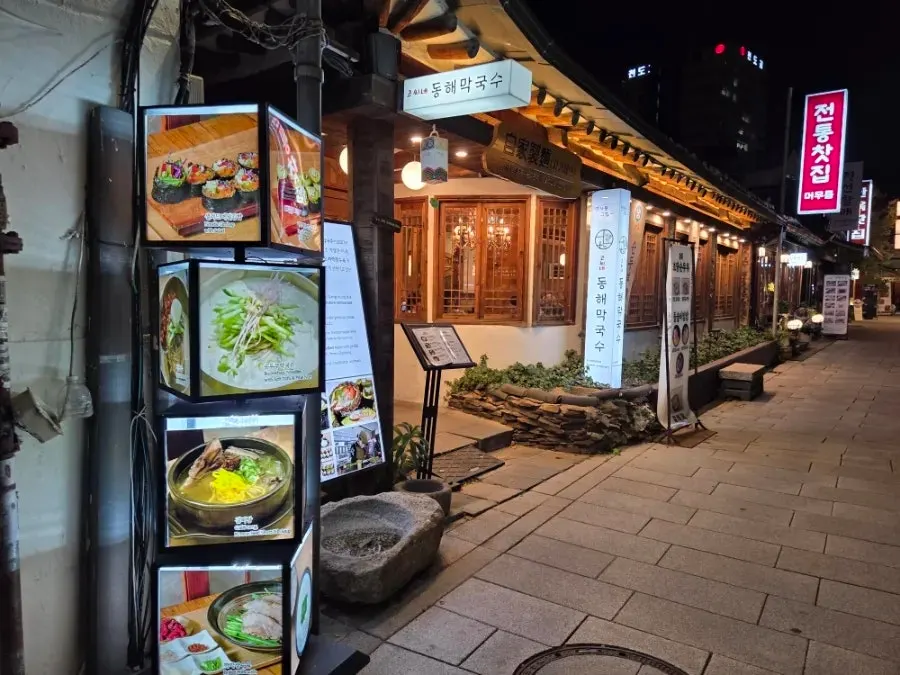 Mak-guksu and buckwheat gimbap spread at Goshine Donghae Makguksu Jongno branch