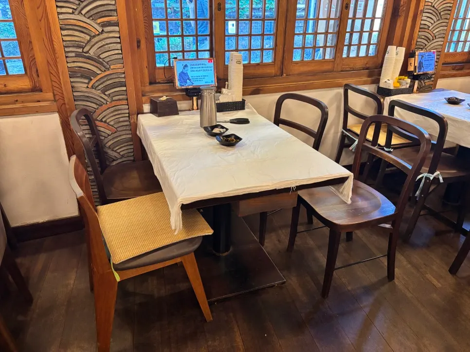 4인석과 단체석이 놓인 매장 내부 좌석