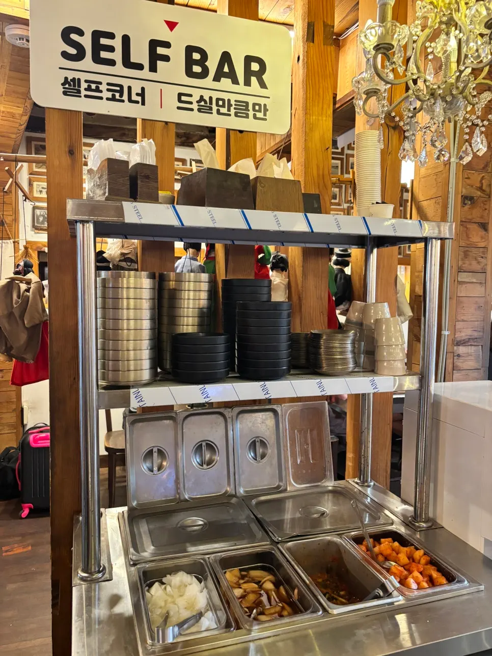셀프바에서 담아온 기본 반찬