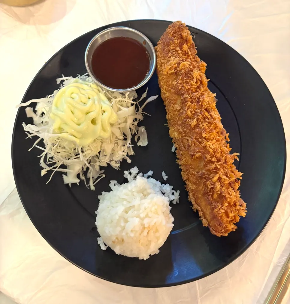 접시에 담겨 나온 치즈롤까스