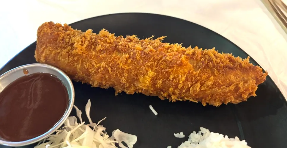 길쭉하게 말려 나온 치즈롤까스