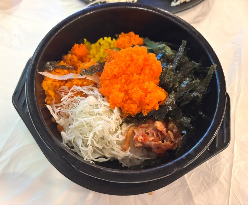 돌솥에 담겨 나온 날치알 돌솥비빔밥