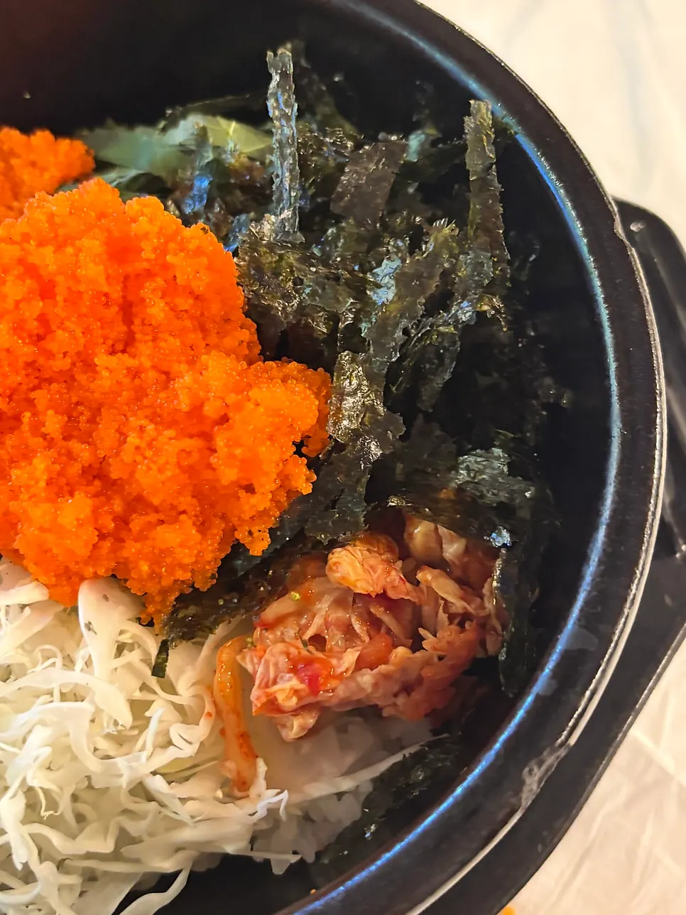 비비기 전 날치알 돌솥비빔밥 위 고명