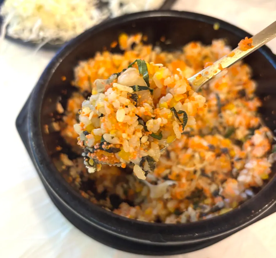 고루고루 비벼낸 날치알 돌솥비빔밥