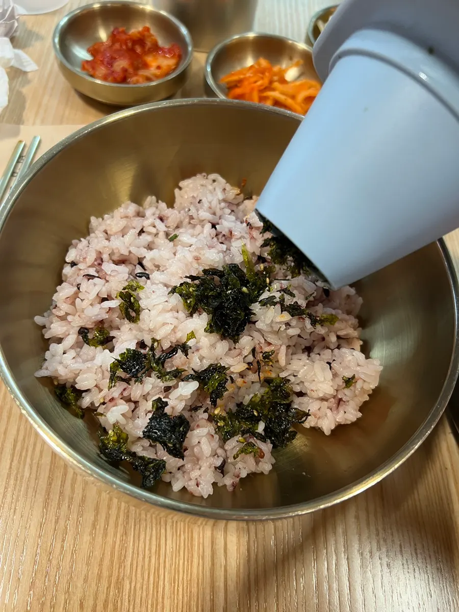 Rice and bulgogi topped with seaweed flakes